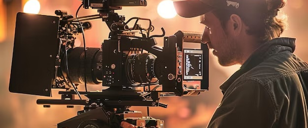 Director de fotografía ajustando una cámara de cine profesional en un set iluminado, representando el uso técnico del aspect ratio en producciones audiovisuales.